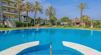 Utomhuspool med palmer och blå himmel, Hotel Sol Marbella Estepona, Marbella, Spanien