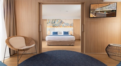 Hotellrum med vardagsrum och sovrum, platt-tv, L'Azure Hotel, Lloret de Mar, Spanien