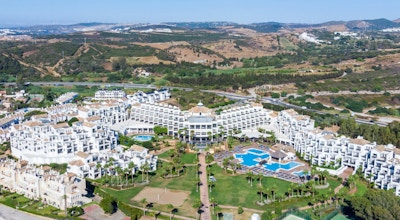 Hotellområdet med pooler, på stranden, berg i bakgrunden, Estepona Hotel & Spa Resort, Estepona, Spain