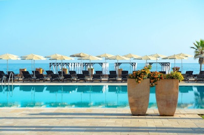 Pool med utsikt över havet, solsängar, parasoller, Hotel Guadalmina Spa and Golf Resort, Marbella, Spanien