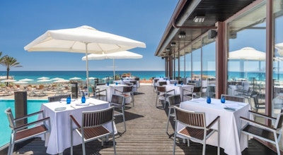 Utomhuservering, pool, strand med palmer och solsängar, havsutsikt, Hotel Guadalmina Spa and Golf Resort, Marbella, Spanien