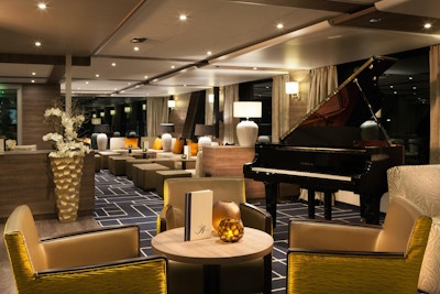 Bar med stolar och piano på flodkryssningsfartyg
