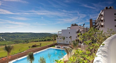 Hotellet har två pooler med utsikt över golfbanan och havet, Ona Valle Romano Golf & Resort, Estepona, Spanien
