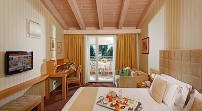 Dubbelrum, soffa och balkong, Caesius Hotel, Bardolino, Garda, Italien
