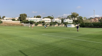 11-manna gräsplan i solen, Atalaya Football Pitches, Marbella, Spanien