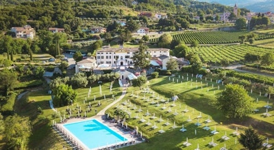 Hotel med pool omgivet av kullar, vinrankor och berg, Villa Cariola, Garda, Verona, Italien