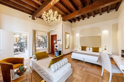 Svit med träbalkar, ljuskronor, badkar, divan, Villa Cariola, Garda, Verona, Italien