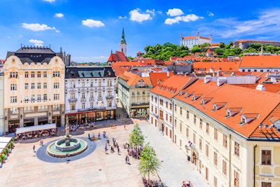 Bratislava, Slovakien. Utsikt över Bratislava slott, huvudtorget och St. Martin's Cathedral.