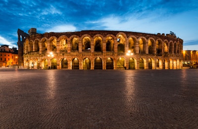 Verona amfiteater, klar i 30AD, den tredje största i världen, i skymningen. Roman Arena i Verona, Italien