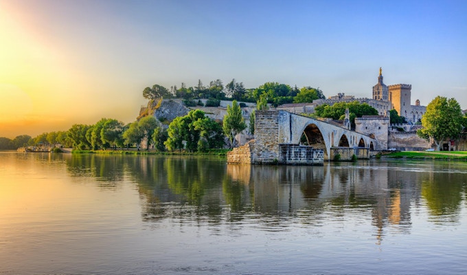 Saint Benezet-bron och Palais des Papes i Avignon, södra Frankrike