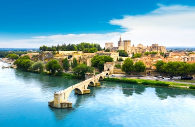 Saint Benezet-bron i Avignon i en vacker sommardag