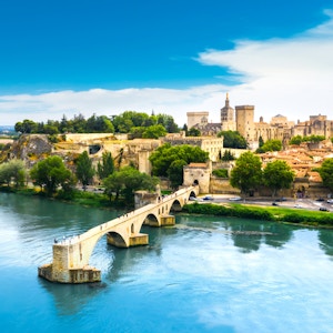 Saint Benezet-bron i Avignon i en vacker sommardag