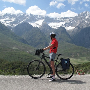 Magnus nilsson cyklar i albanien beskuren