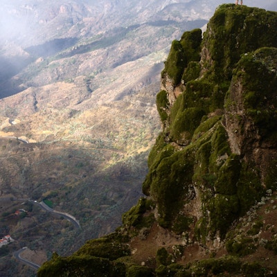 Vandrare högt över dalen på Gran Canaria