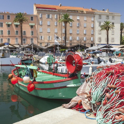 Färgrikt fisknät som lägger i port av Ajaccio, Korsika. Closeupfoto med selektiv fokus på en förgrund