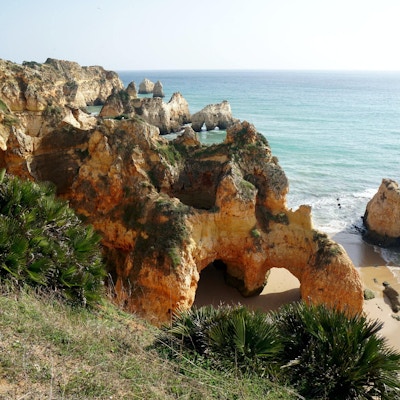 Prainha Beach är en vacker stenig strand nära Alvor vid Portugals sydkust