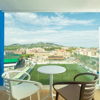 Balkong på hotellrum med utsikt över fotbollsplan, konstgräs, L´Azure Hotel, Lloret de Mar, Spanien