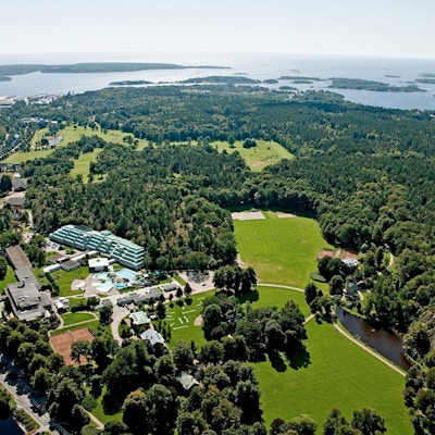 Flygfoto av Brunnsparken en solig sommardag, Ronneby Skärgård i bakgrunden, Ronneby, Sverige