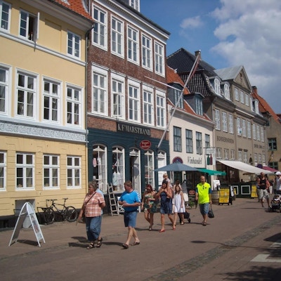Gågata med butiker i centrum en solig sommardag, Helsingör, Danmark