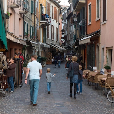 Butik, restauranger, gamla byggnader, gränd, Garda, Italien