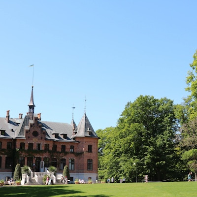 Sofiero Slott och den vackra slottsträdgården, gräsmatta, gröna träd, blå himmel, Helsingborg, Skåne, Sverige