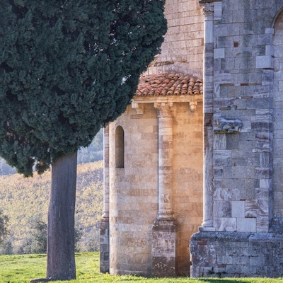 Abbey of Santâ € ™ Antimo, ett av de viktigaste klostren i Toscana, grundat för att hedra San Sebastiano och Santâ € ™ Antimo.