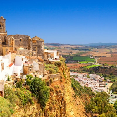vit stad byggd på en sten längs Guadalete floden, i provinsen Cadiz, Spanien