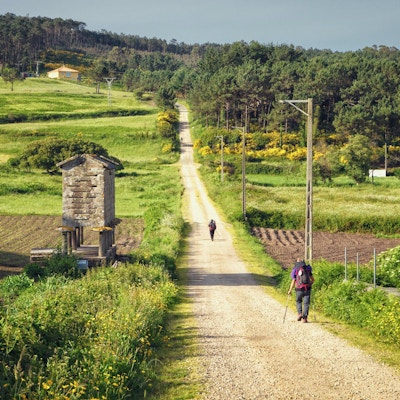 Pilgrimer som går längs vägen av St James, Muxia-Fisterra, Galicia, Spanien