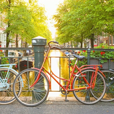 Cyklar på bron i Amsterdam Nederländerna