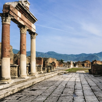 Efter att ha blivit buirerad av vulkanisk aska 79AD. Pompeji upptäcktes och upptäcktes på 1800-talet och ger en inblick i det italienska livet för 2000 år sedan.