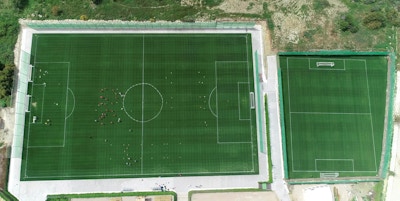 11-manna och 7-manna naturgräsplaner från ovan, lag som tränar fotboll, Arroyo Enmedio Football Pitches, Estepona, Malaga, Spain