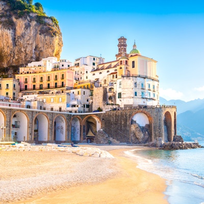 Morgonvy av Amalfi stadsbild på kustlinjen av Medelhavet, Italien