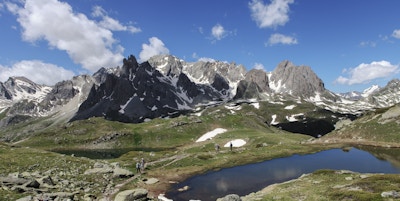 alpin landskap med sjö