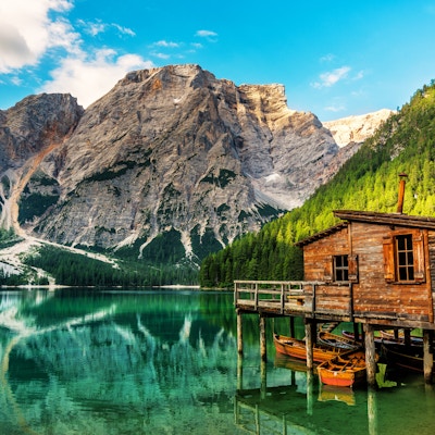 Båthus vid Lago di Braies i Dolomiti -bergen - Italien, Europa
