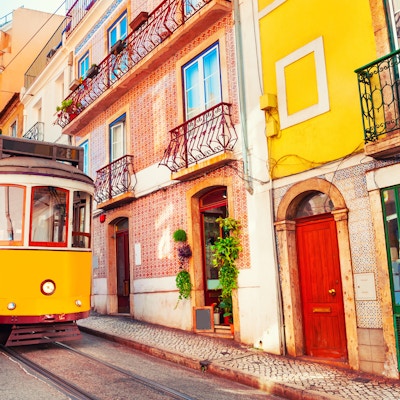 Gul vintage spårvagn på gatan i Lissabon, Portugal. Berömt resmål