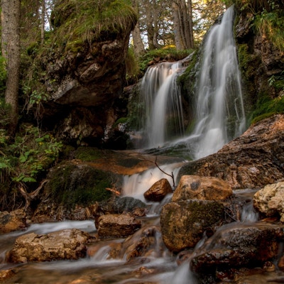 vattenfall i skogen