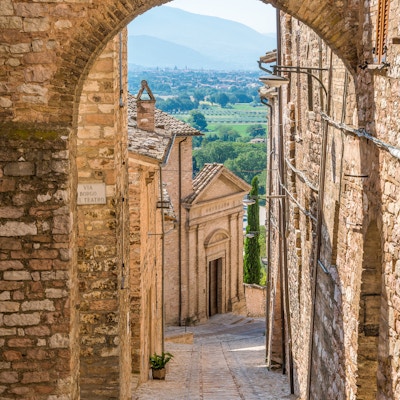 Naturskön syn i Spello, blommig och pittoresk by i Umbria, provinsen Perugia, Italien.