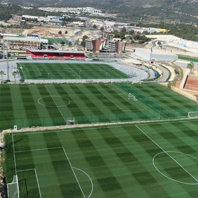 Två fullstora 11-mannaplaner och stadion, alla med naturgräs, La Nucia, Alicante, Spain