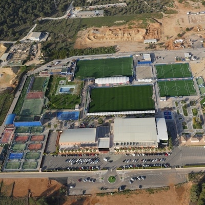 La Nucia Sport City från ovan, padel, tennis stadion, fotbollsplaner, La Nucia, Alicante, Spanien