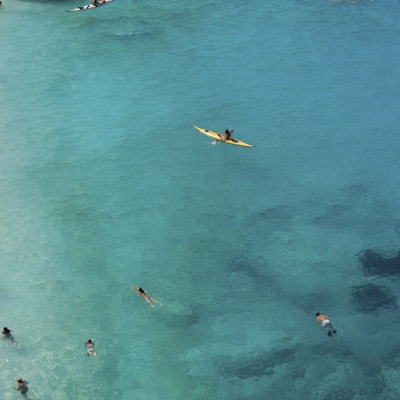 Folk som simmar på Sardinien, Italien