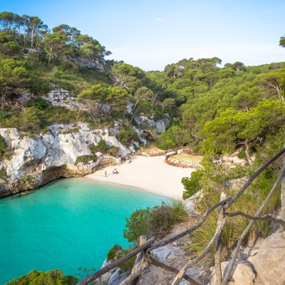 MENORCA, SPANIEN - 29 juni 2018: Den vackraste stranden i Menorca under dygnets första timmar (07:00), sommarsäsongen