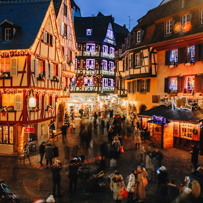 Gamla stan upplyst och dekorera som en saga i julfest i Colmar, Alsace, Frankrike