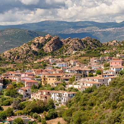 Panoramautsikt över sommaren Santa Maria Navarrese, liten turiststad i östra Sardinien, med inre kullar i bakgrunden