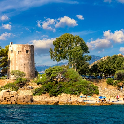 Den historiska gamla fyren, Santa Maria Navarrese, (Torre di Santa Maria Navarrese) är en populär turistplats med utsikt över havet, på östra kusten av ön Sardinien, Italien.