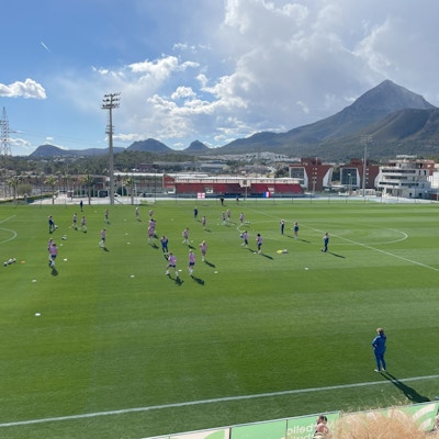 Naturgräsplan med berg i bakgrunden, blå himmel, La Nucia Football Center, Benidorm, Alicante, Spanien