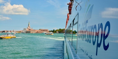 Venedigs lagun och flodkryssningsfartyg
