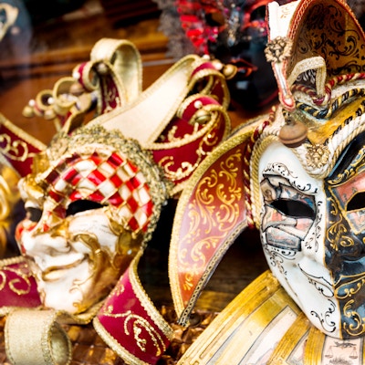 Venetianska masker sätter i rad