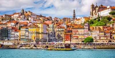 Porto, gamla stadshorisont från Portugal över Douro-floden.
