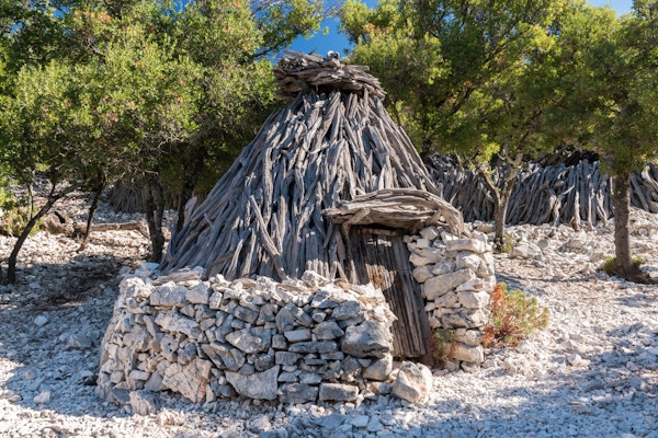 Traditionell fårstall i bergsregionen Supramonte av Baunei (Sardinien, Italien), kallad "su cuile" på det lokala språket
