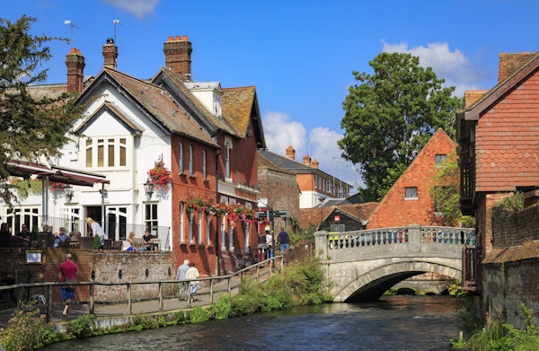 Winchester UK - September 21, 2014: Flodstrandbanan och puben med sikt längs floden Itchen, i Winchester i Hampshire, England. Detta är nära stadens centrum och en populär plats för turister och andra att gå längs.